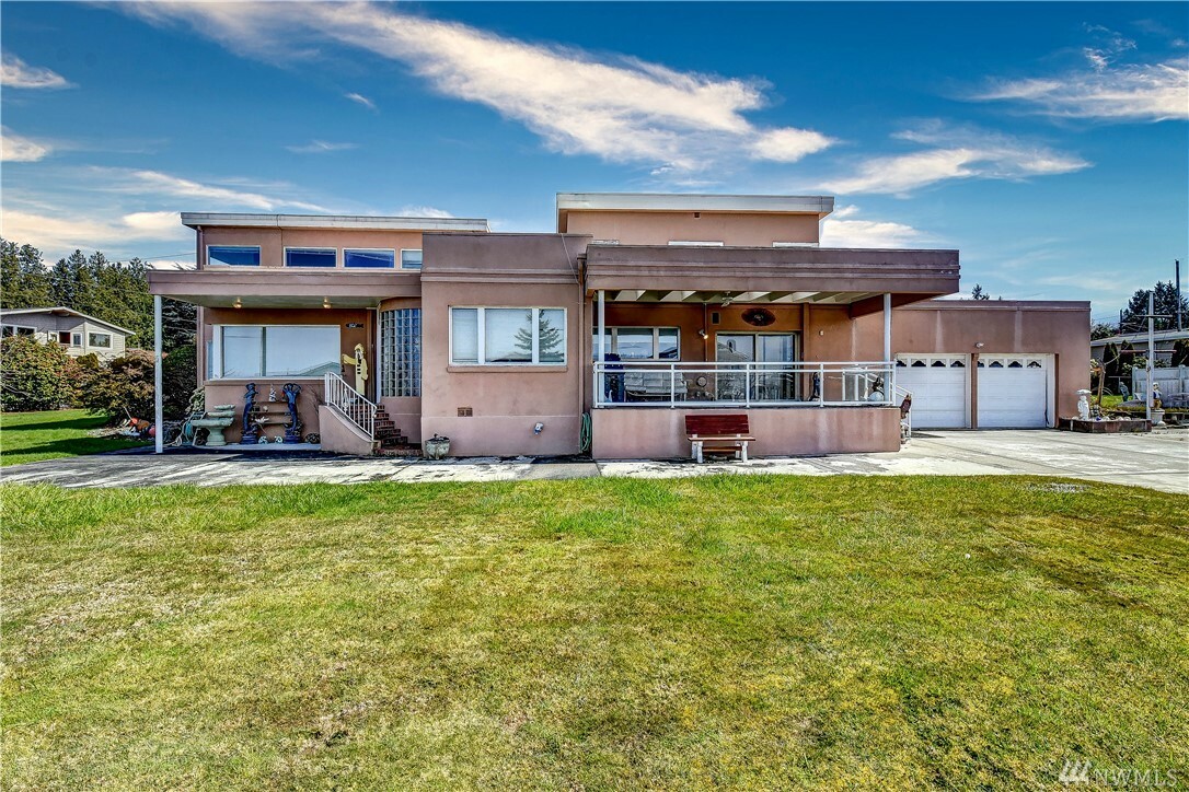 Property Photo:  802 Driftwood Lane  WA 98020 