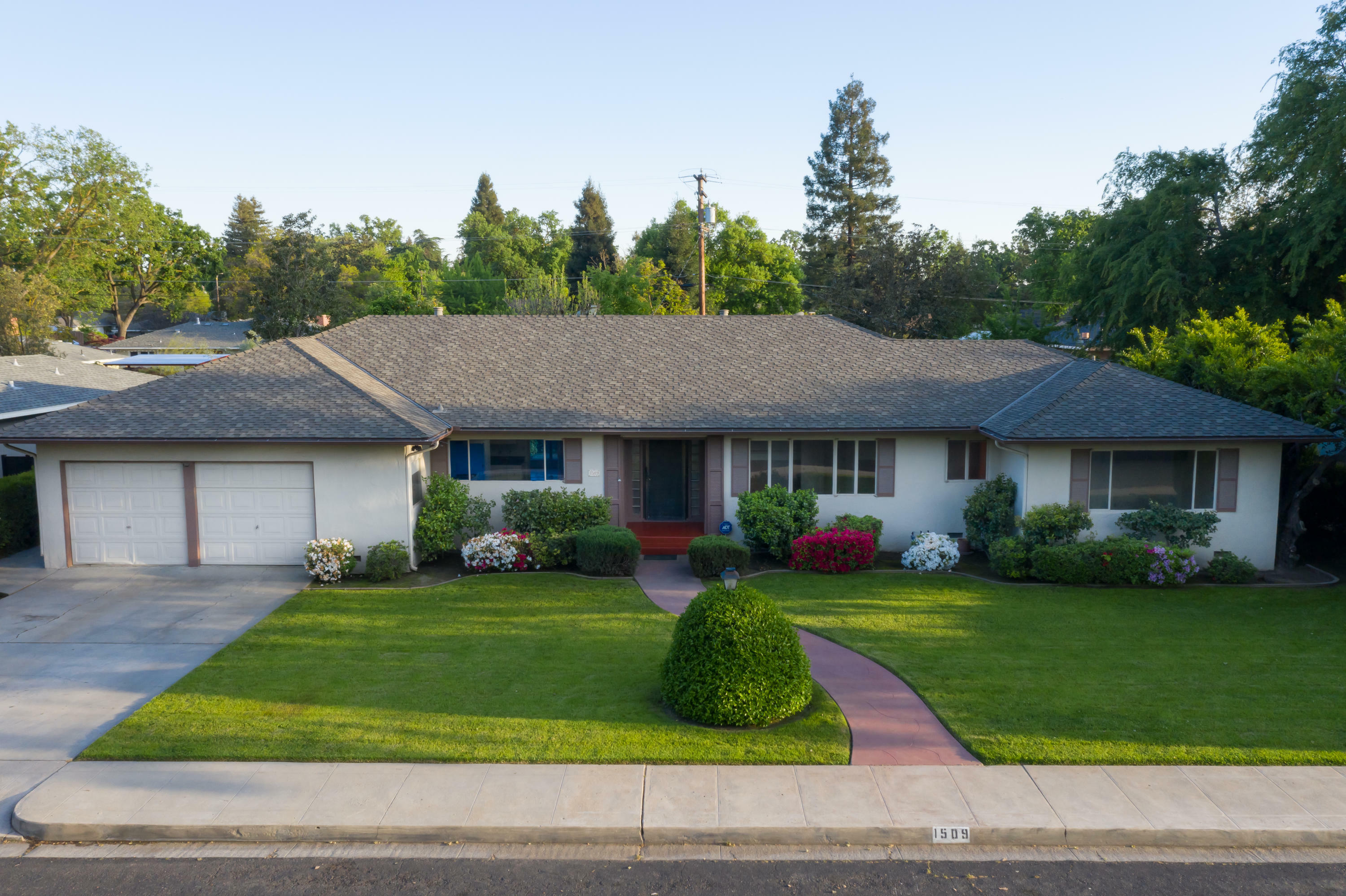 Property Photo:  1509 W Kaweah Avenue  CA 93277 