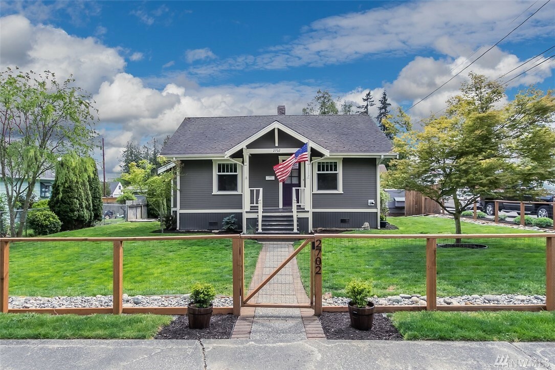 Property Photo:  2702 22nd St  WA 98201 