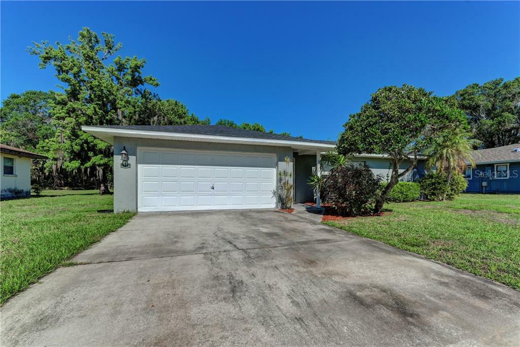 Property Photo:  5009 Leon Drive  FL 34221 