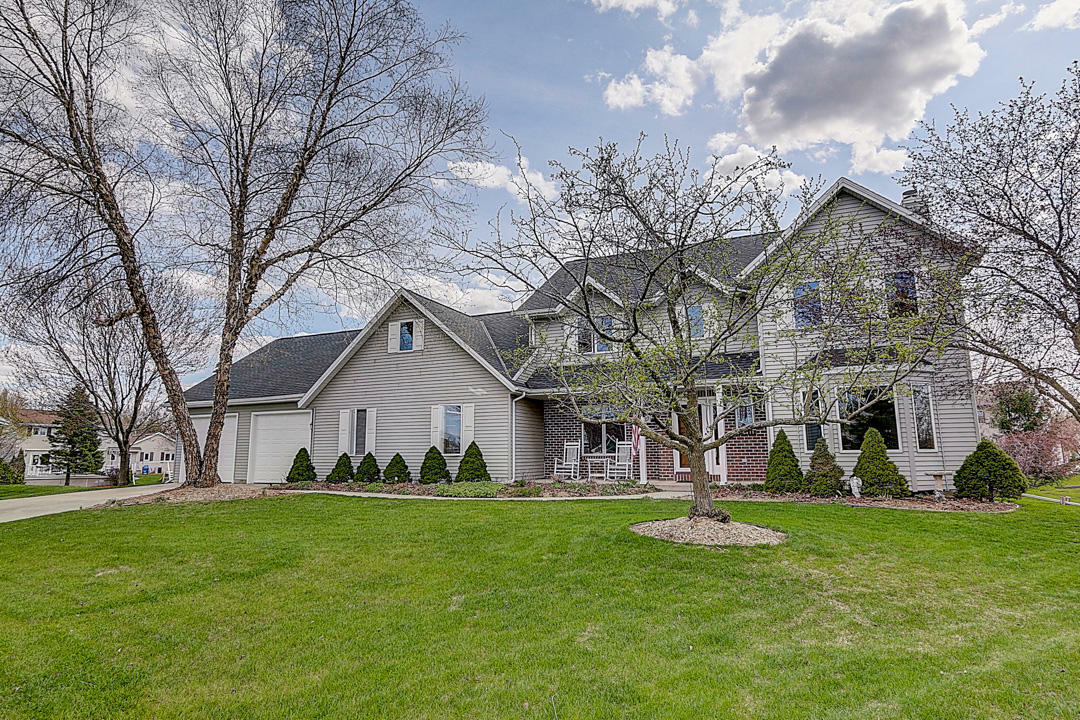 Property Photo:  220 Erin Ct  WI 53095 