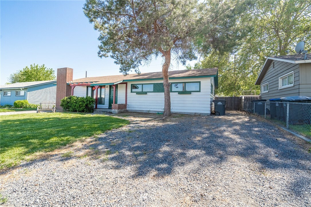 Property Photo:  714 S Catalpa Street  WA 98837 