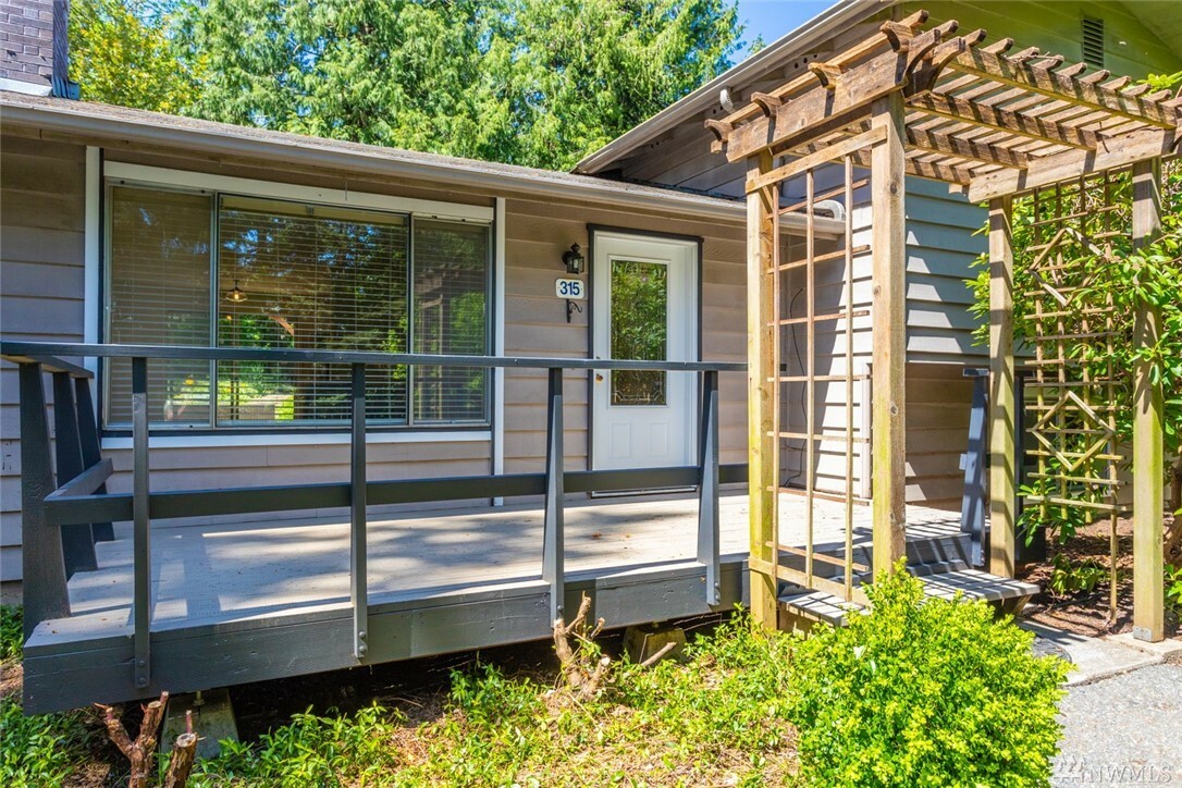 Property Photo:  315 Shelter Bay Dr  WA 98257 