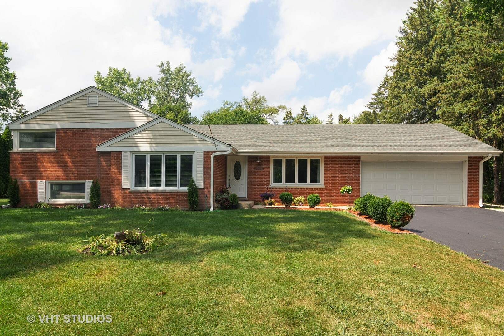 Property Photo: 1008 West Wildwood Drive IL 60070