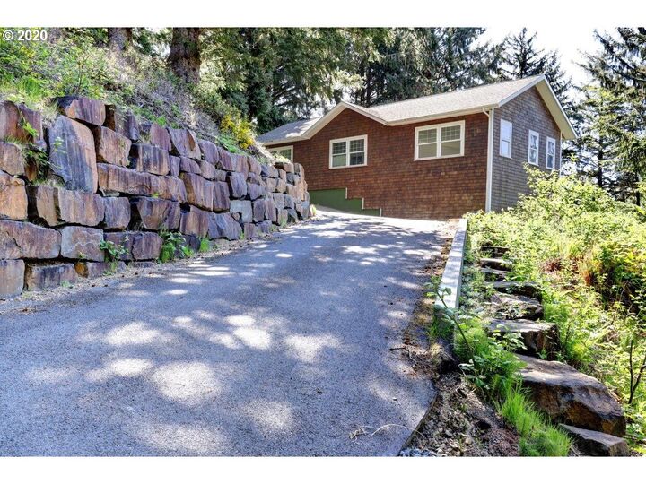 779 N Hemlock St  Cannon Beach OR 97110 photo