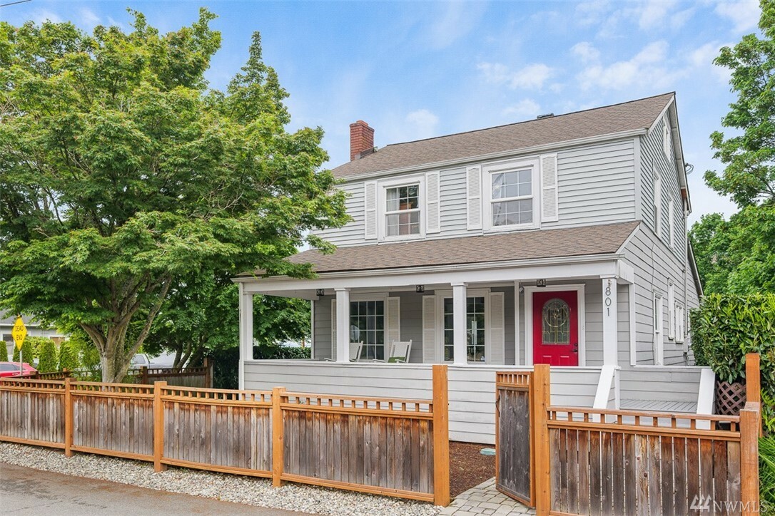Property Photo: 801 Laurel Dr WA 98201