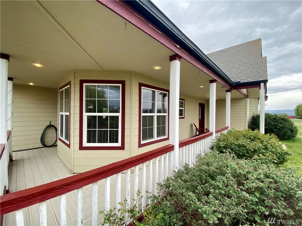 Property Photo:  50 Curlew Rd  WA 98926 