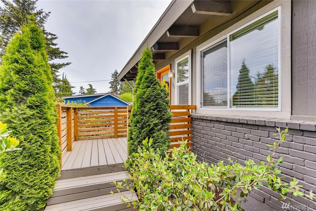 Property Photo: 729 N 202nd St WA 98133