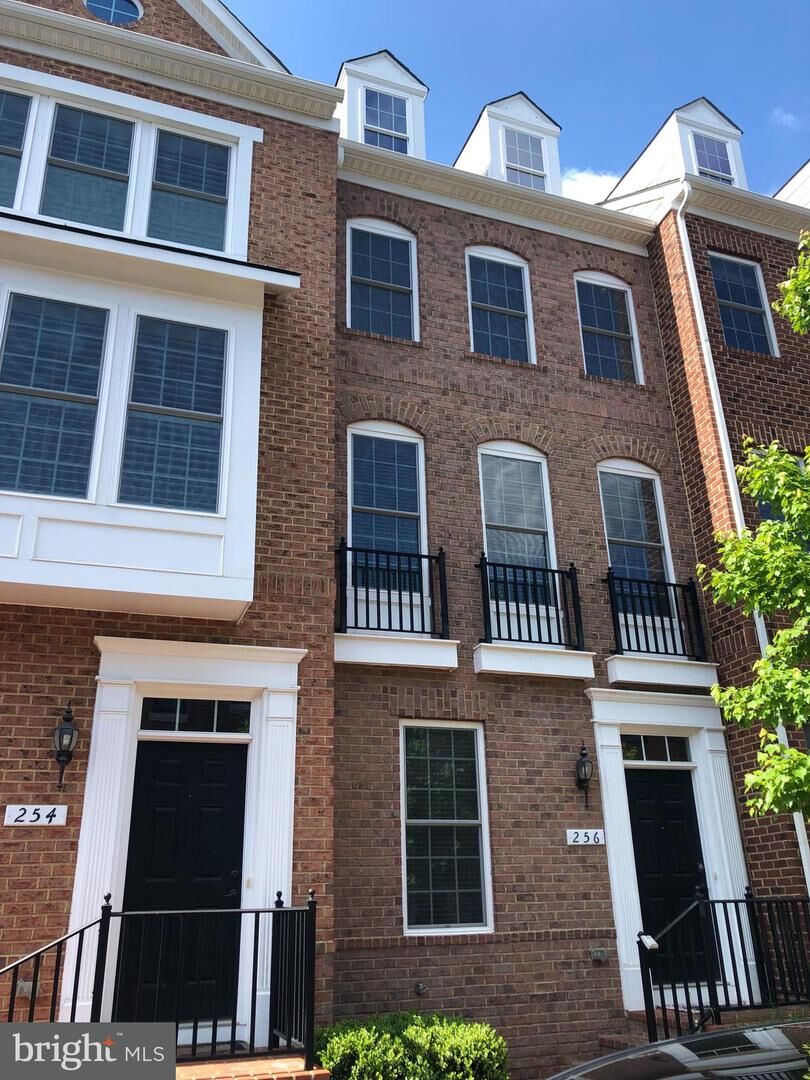 Property Photo: 256 Crescent Station Terrace SE VA 20175