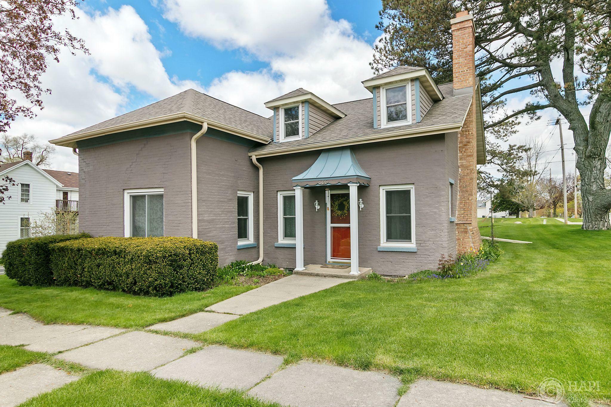 Property Photo: 606 Park St WI 53128