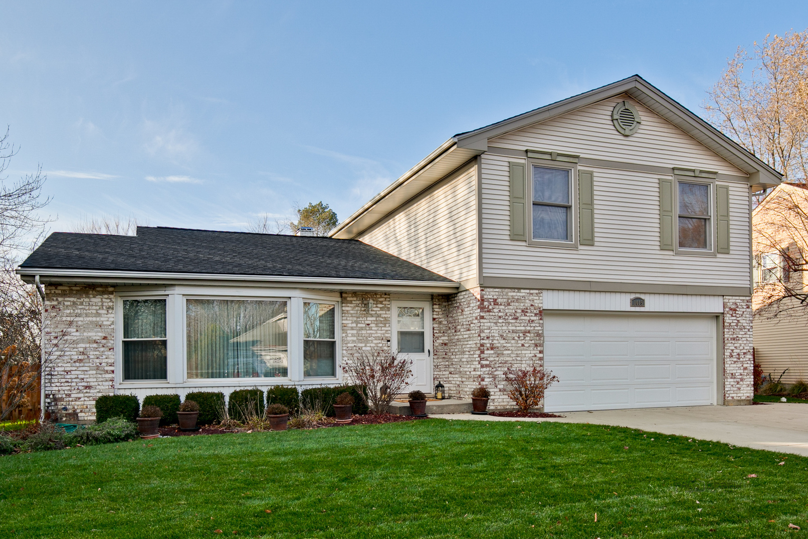 Property Photo:  1015 Juniper Parkway  IL 60048 