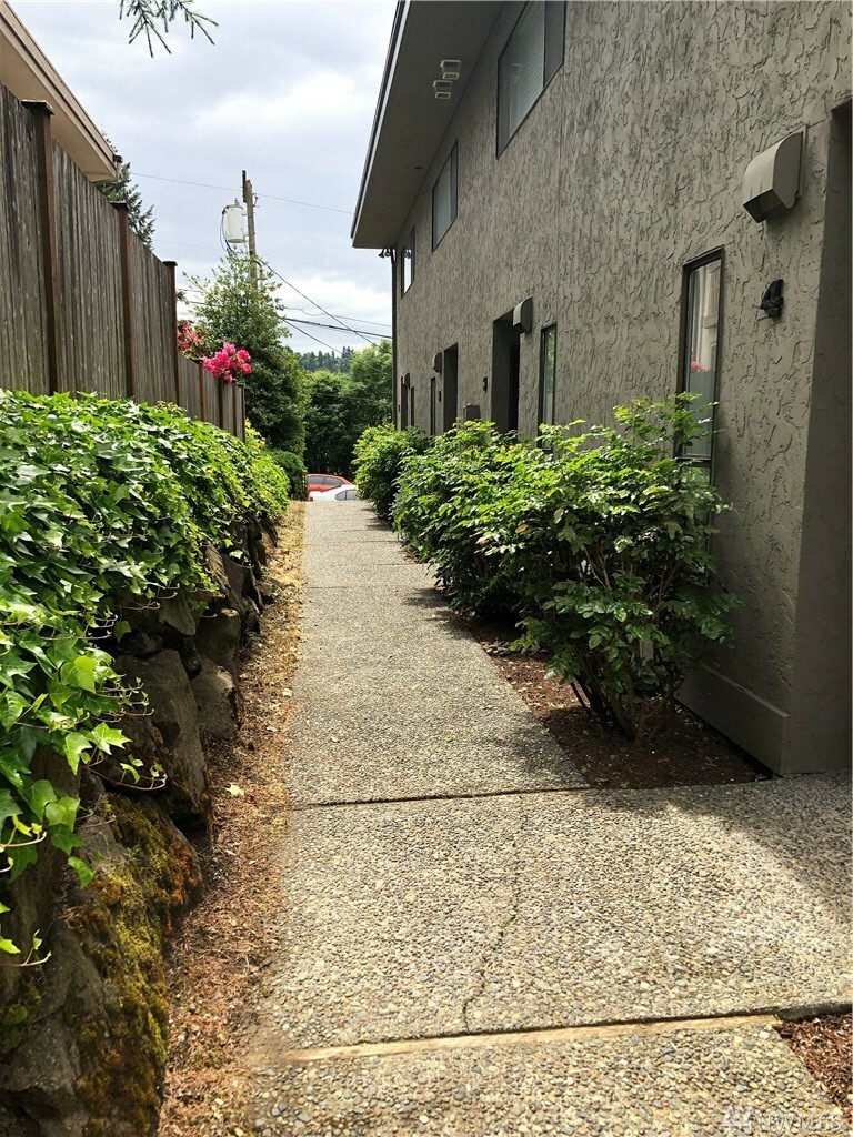 Property Photo:  10320 NE 186th St 4  WA 98011 