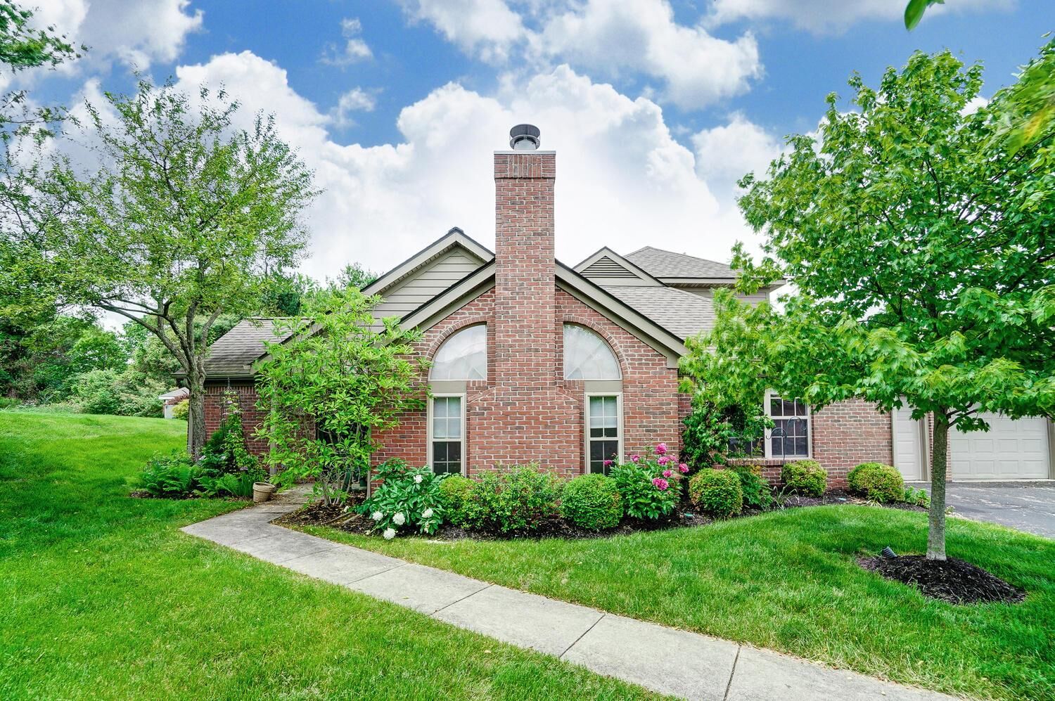 Property Photo: 1025 Willow Bluff Drive OH 43235