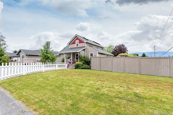 Property Photo:  3517 E College Way  WA 98273 