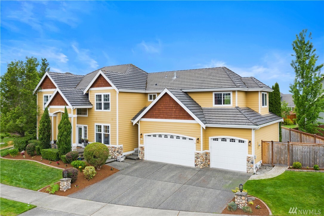Property Photo: 8 Mount Rainier Lp E WA 98391