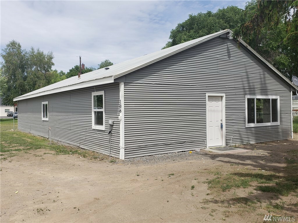 Property Photo:  106 N Washington Wy  WA 98824 