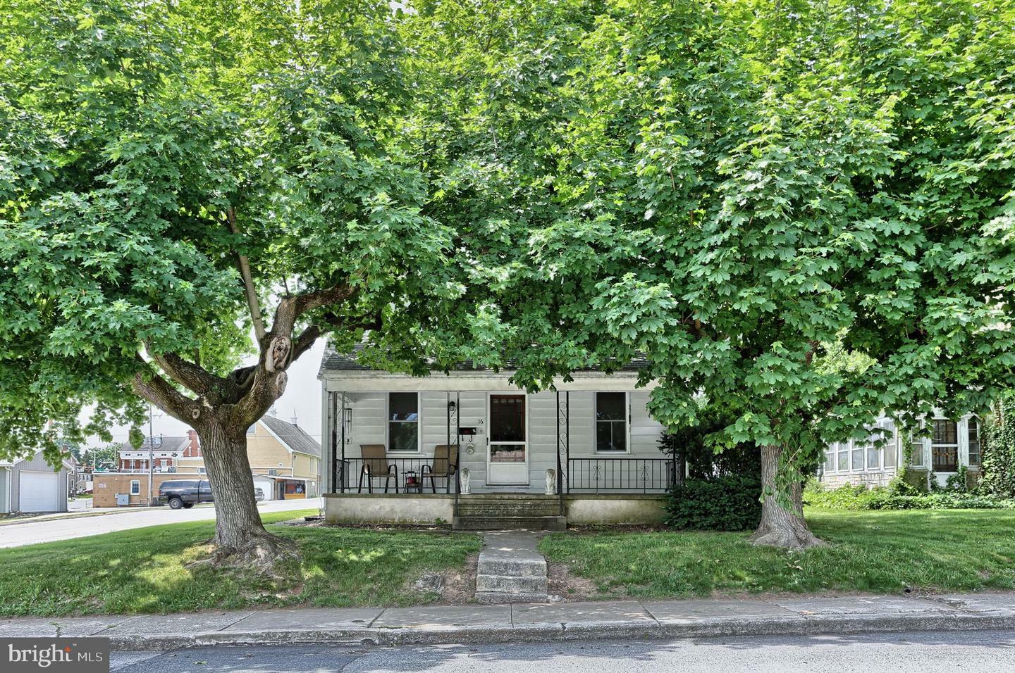 Property Photo:  16 N Queen Street  PA 17315 