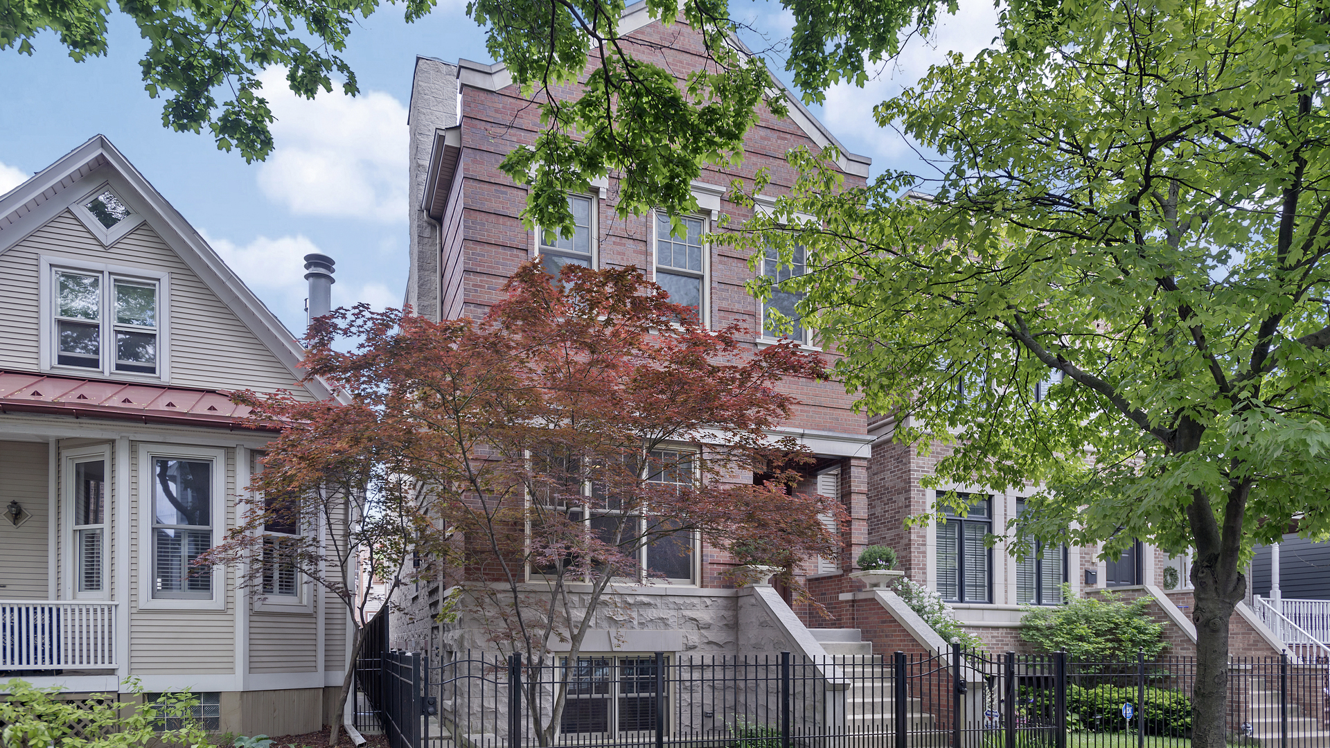 Property Photo:  3321 N Hamilton Avenue  IL 60618 