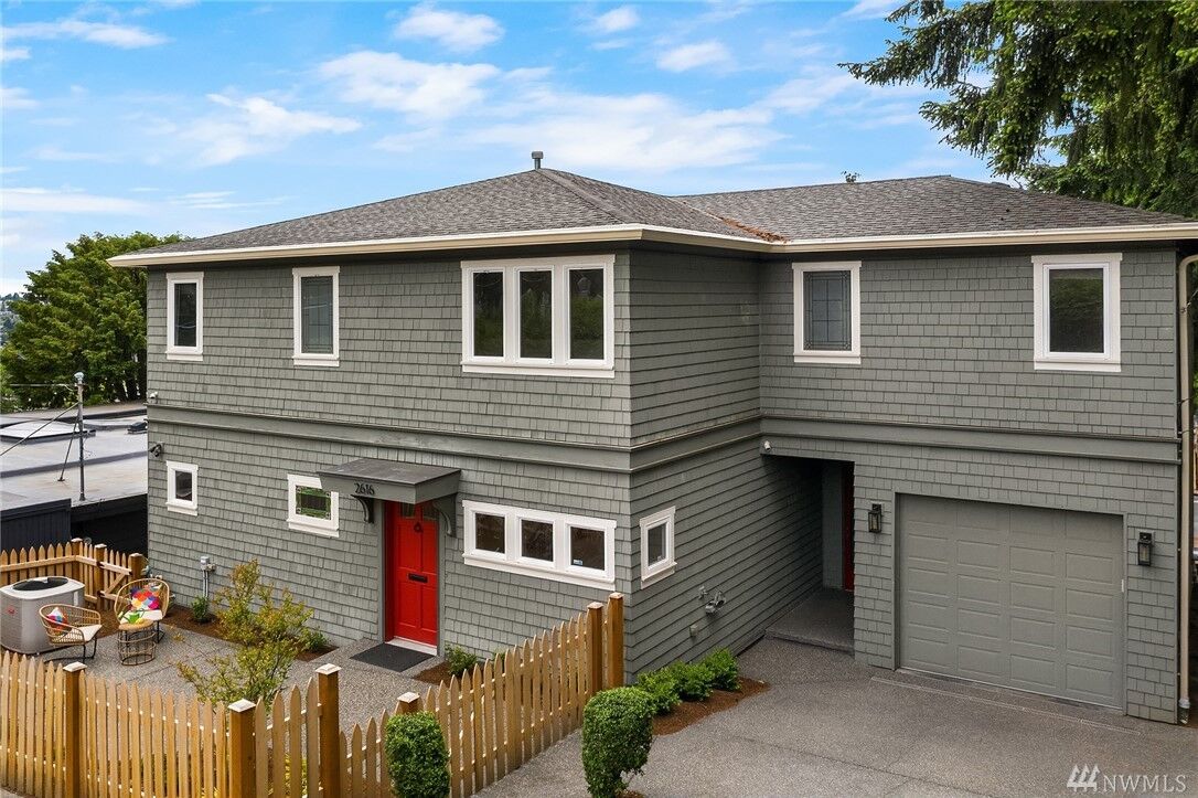 Property Photo:  2616  5th Avenue W  WA 98119