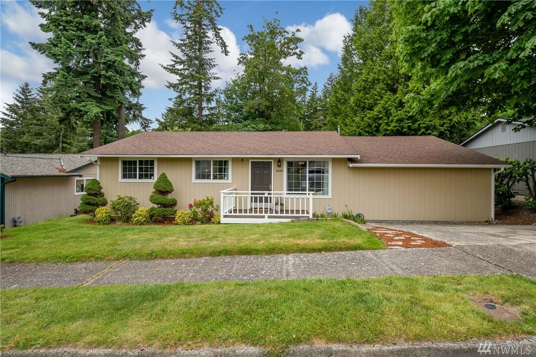 Property Photo:  1609 Shelton Ave NE  WA 98056 