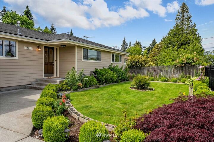 Property Photo:  19257  Ashworth Avenue N  WA 98133 