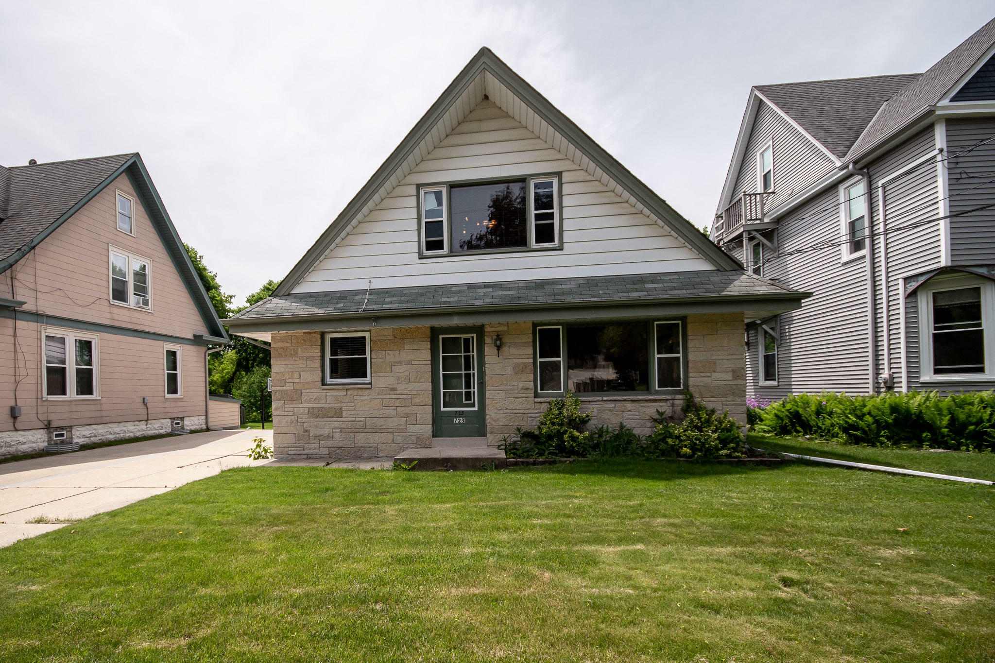 Property Photo:  723 Hawthorne Ave  WI 53172 