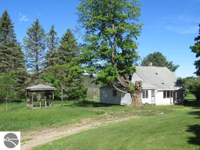 Property Photo:  1511 Kiessel Road  MI 49622 