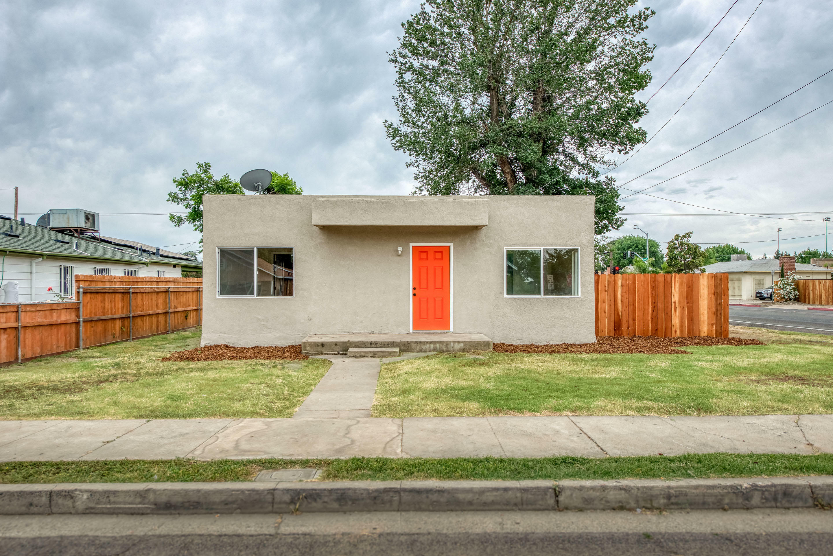 Property Photo:  941 W Goshen Avenue  CA 93291 