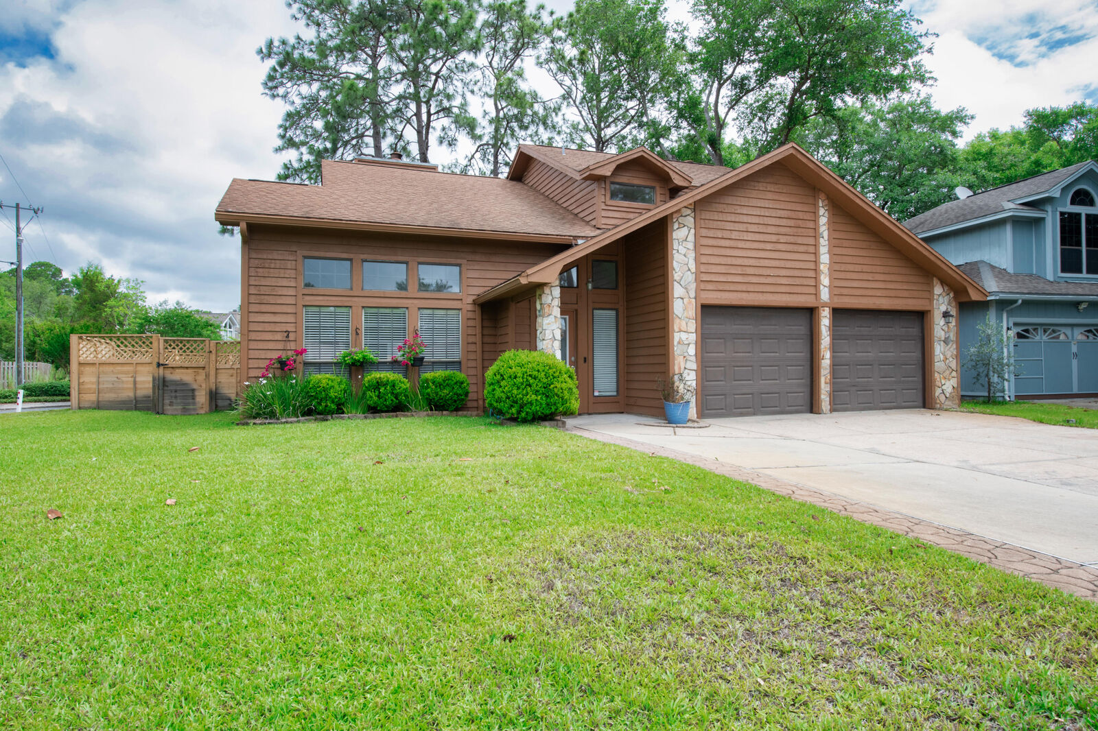 Property Photo: 1600 E Mariah Way FL 32547