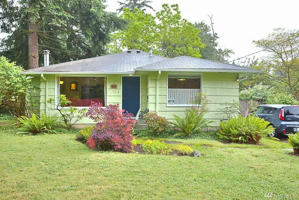 Property Photo:  1325 N 192 St  WA 98133 