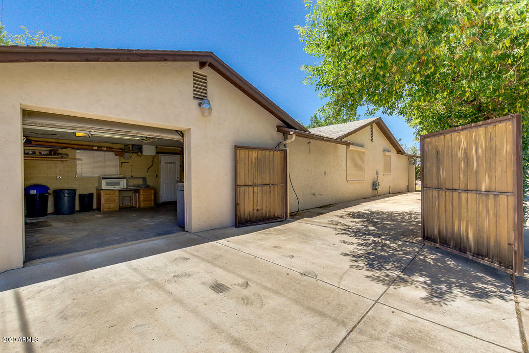 Property Photo:  1027 W 19th Street  AZ 85281 