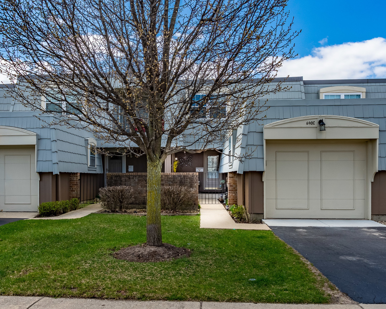 Property Photo:  690 Versailles Circle C  IL 60007 