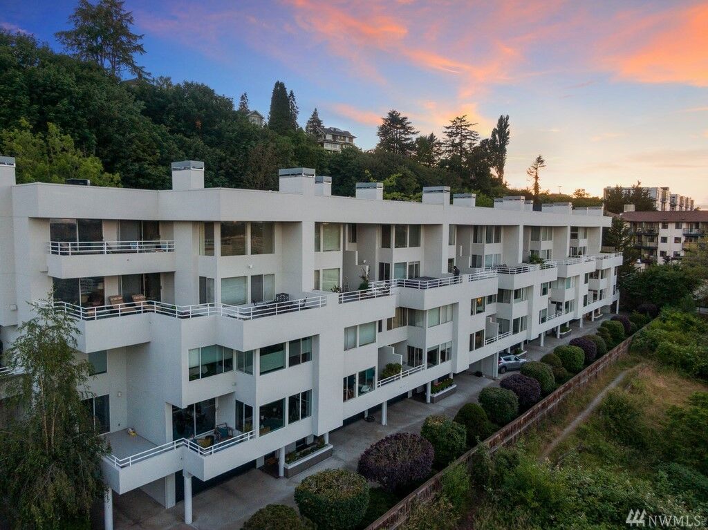 Property Photo:  2400 Aurora Ave N 208  WA 98109 