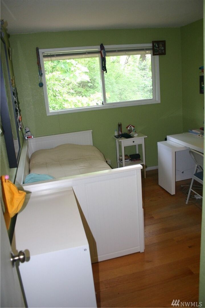 Property Photo: 5114 Somerset Dr SE WA 98006