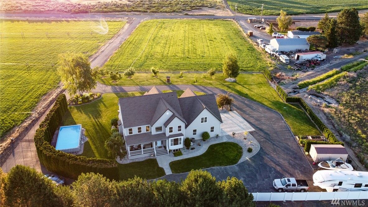 Property Photo: 6522 Road K NE WA 98837