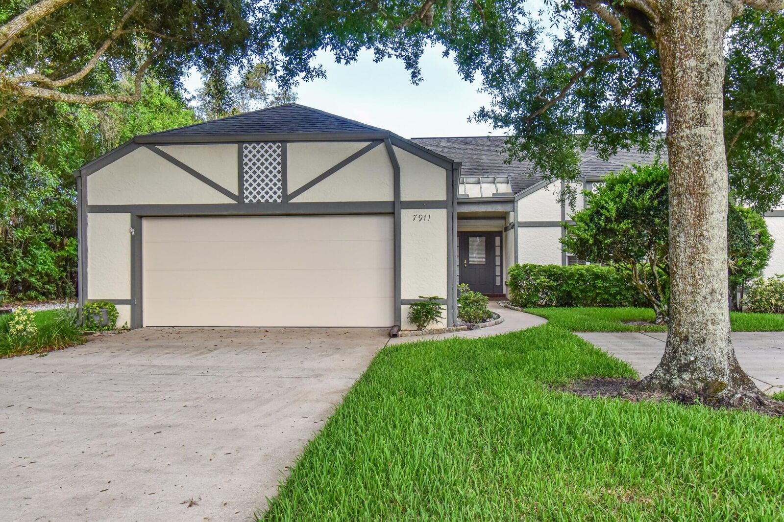 Property Photo:  7911 Cambridge Manor  FL 32966 