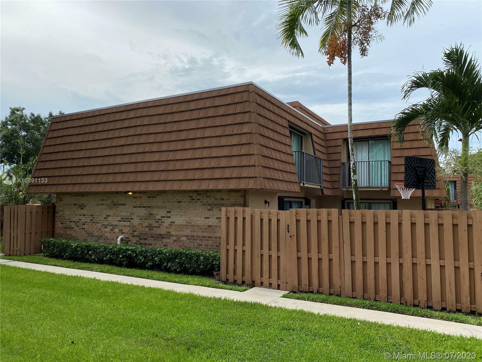 Property Photo:  2542 Camelot Ct 2542  FL 33026 