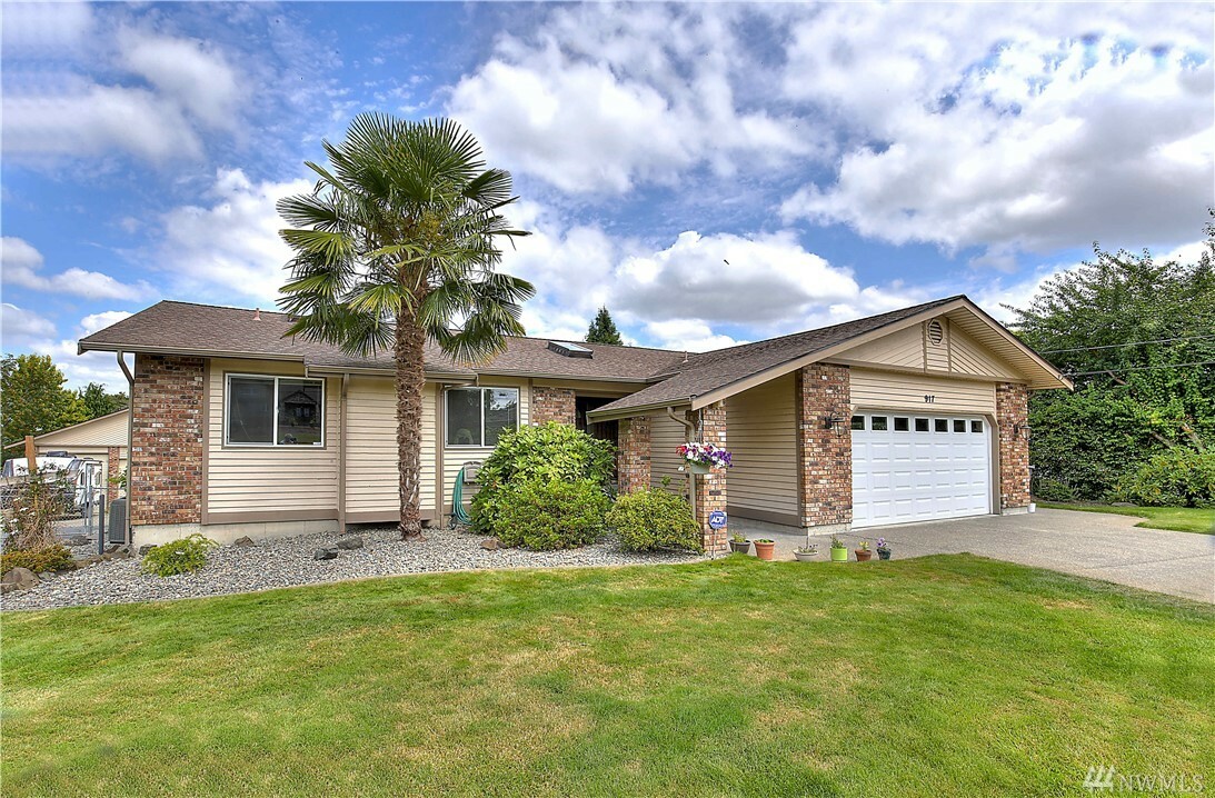 Property Photo:  917 15th Ave SW  WA 98371 