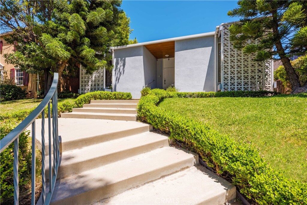 Property Photo:  4004 Country Club Drive  CA 90807 