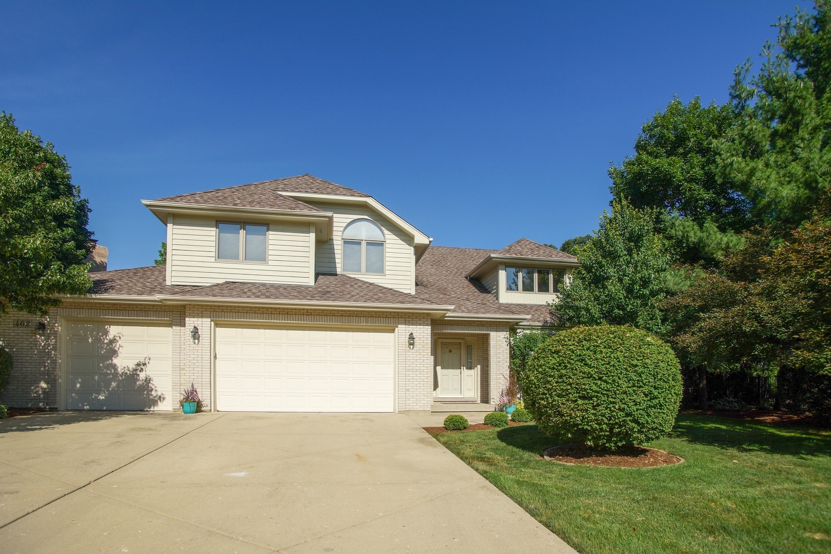 Property Photo: 402 Crestwood Road IL 60191