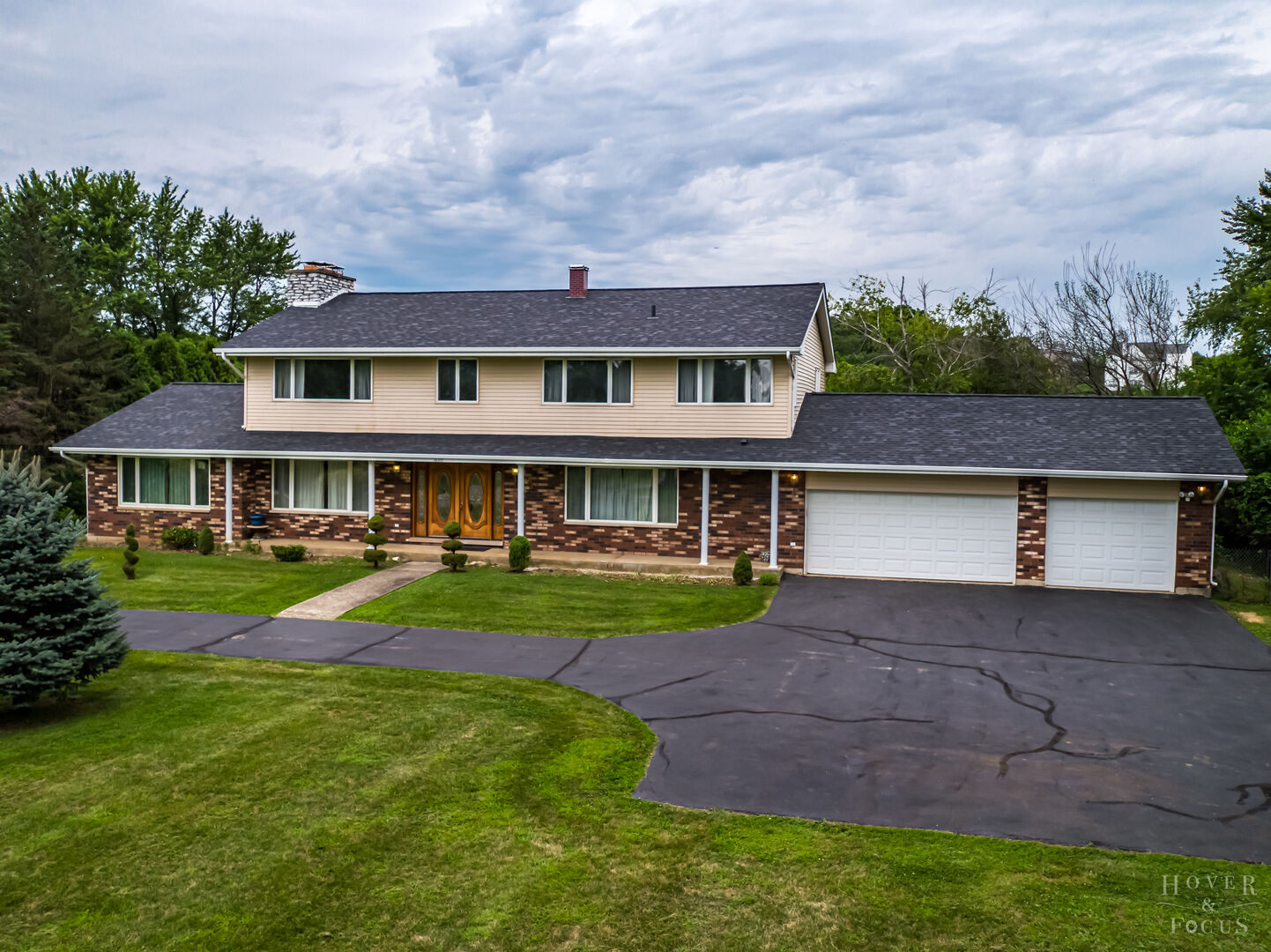Property Photo: 400 Jaclay Court IL 60118