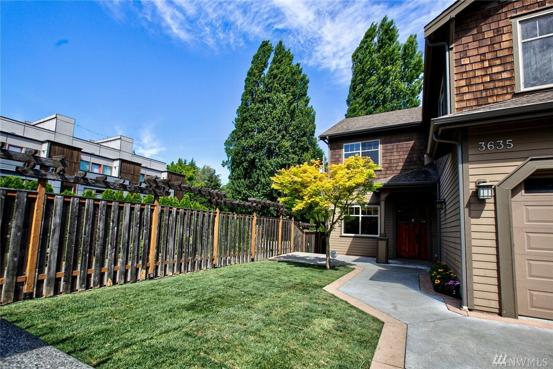 Property Photo:  3635 NE 73rd St  WA 98115 