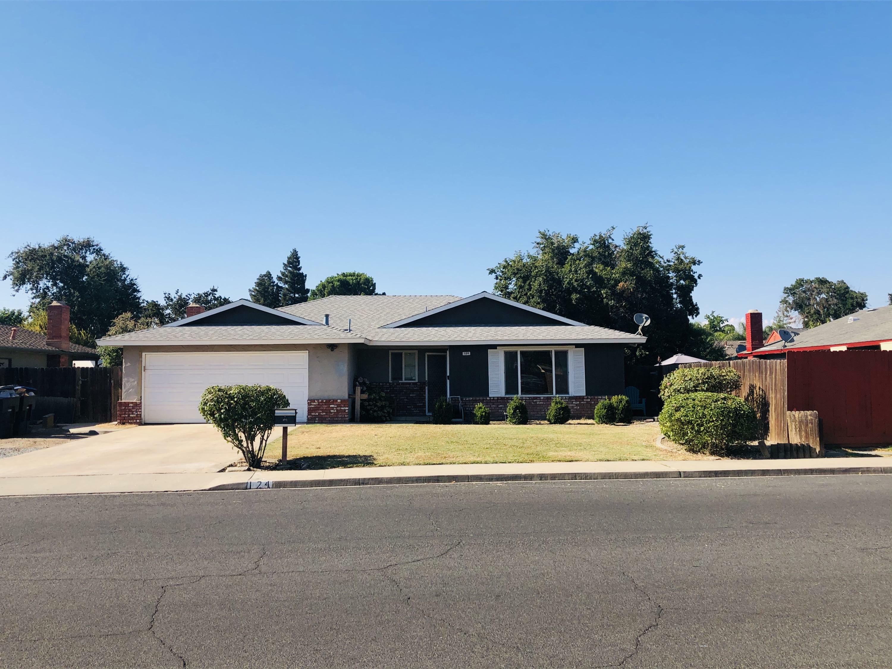 124 E Evergreen Avenue  Visalia CA 93277 photo