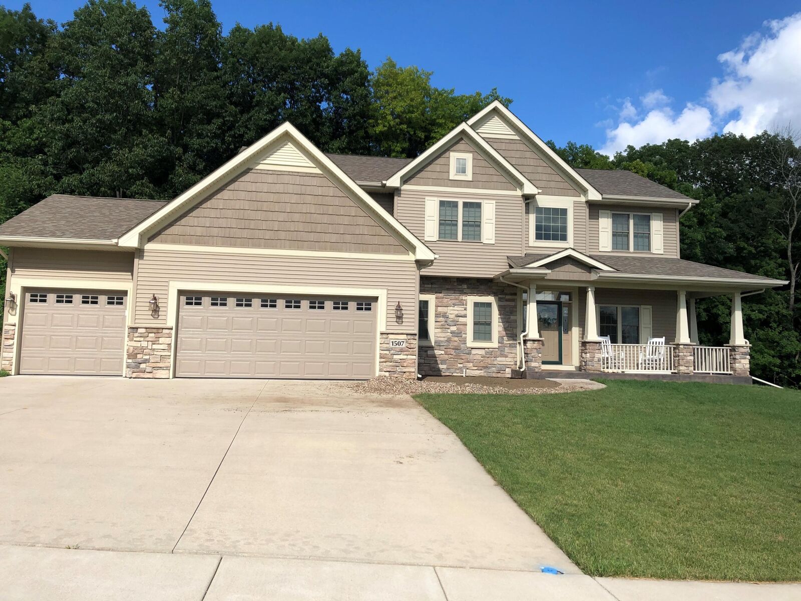 Property Photo: 1507 Hummingbird Ct WI 53090