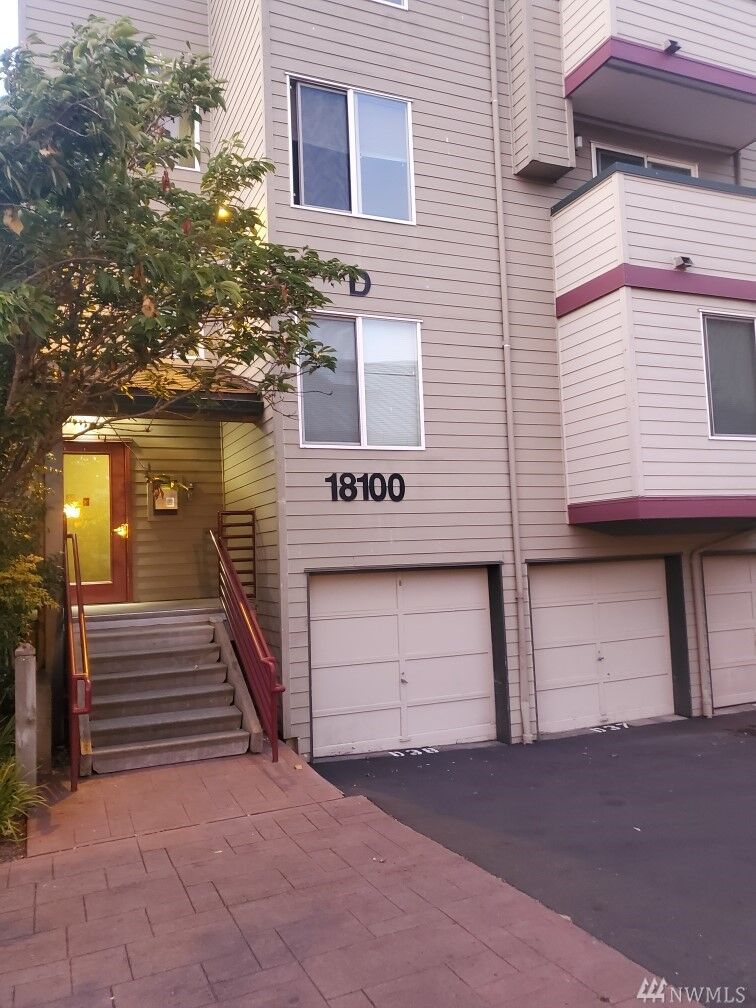Property Photo:  18100  15th Avenue NE D121  WA 98155 