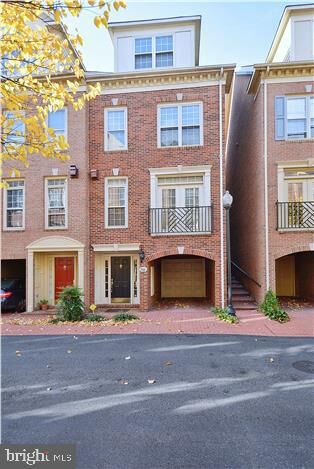 Property Photo: 816 Water Place VA 22314