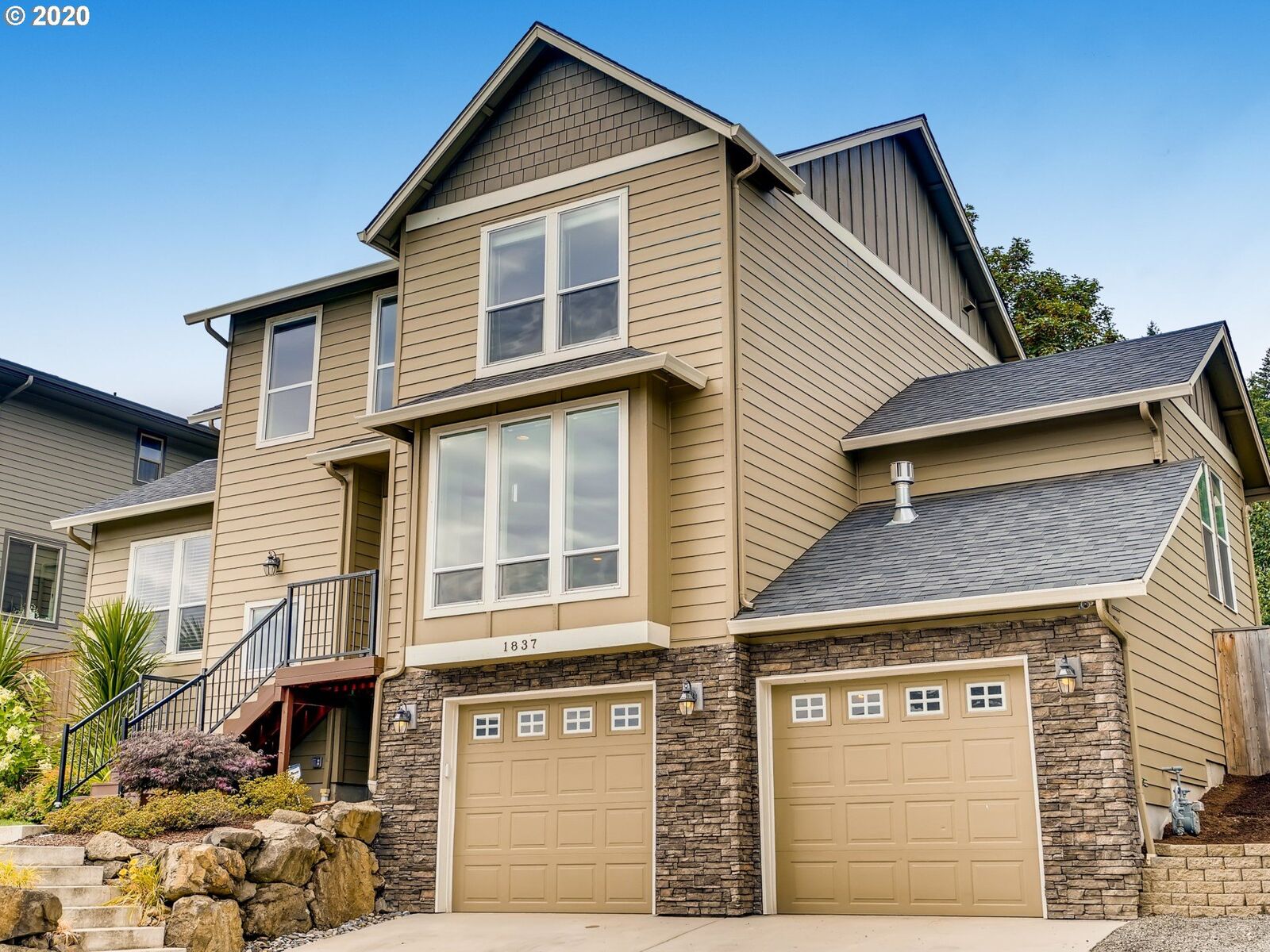 Property Photo:  1837 N Columbia Ridge Way  WA 98671 