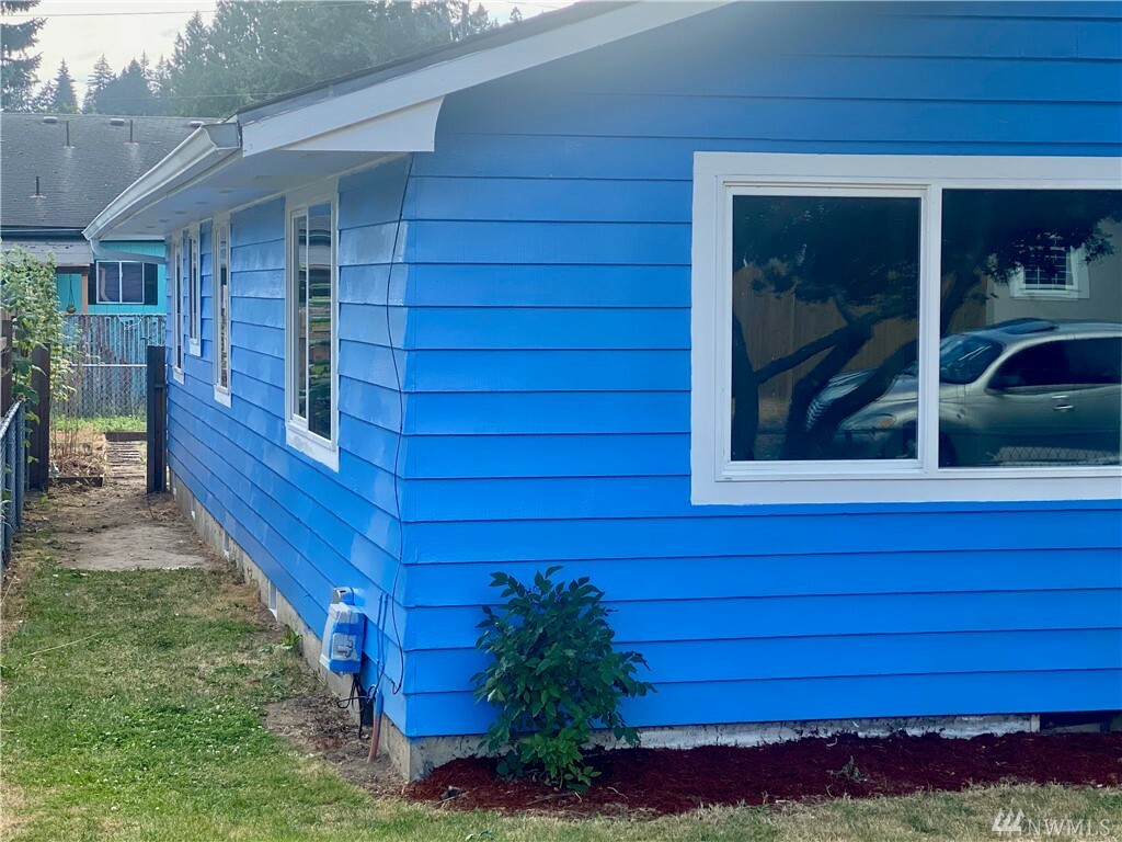 Property Photo:  1405 Ross Ave  WA 98626 