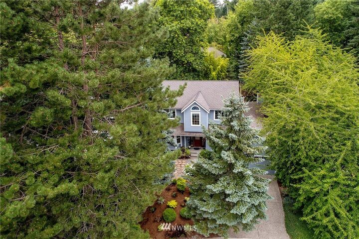 Property Photo:  23947 SE 42nd Place  WA 98029 