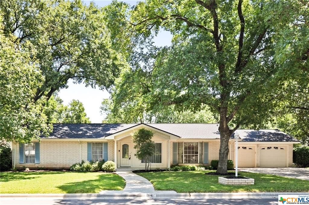 Property Photo: 104 Oak Ridge Drive TX 78666
